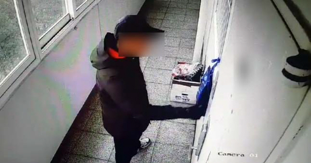 17일 오전 경남 진주시 가좌동 아파트에 방화·살해한 안모(42)씨가 과거에도 위층을 찾아가 문을 열려고 하는 장면이 폐쇄회로(CC)TV에 기록됐다./연합뉴스