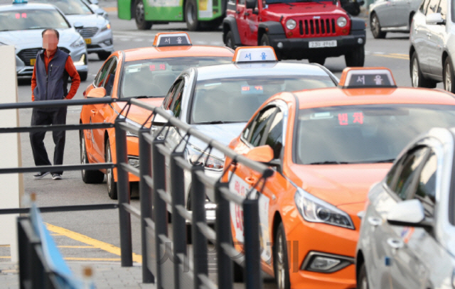 카카오 카풀 서비스 진출에 반대하는 택시업계 종사자들의 24시간 운행 중단 및 생존권 결의대회가 열린 지난해 10월 18일 오전 서울서부역 인근 택시 승차장에 손님을 기다리는 택시들이 줄지어 서있다. /연합뉴스