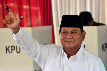 프라보워 수비안토 대인도네시아운동당(그린드라당) 총재가 17일(현지시간) 보고르에서 투표를 마친 뒤 잉크가 묻은 손가락을 들어 보이고 있다. /보고르=AFP연합뉴스