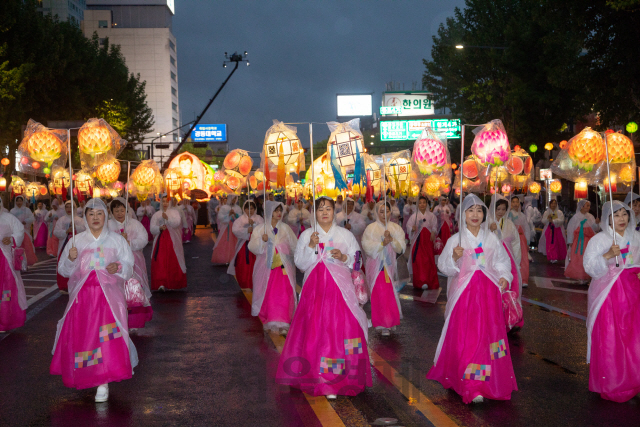 '부처님오신날' 10만개 등불 서울시내 수놓는다