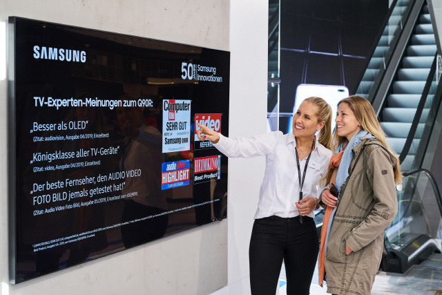 독일 프랑크푸르트 시내에 위치한 삼성전자 쇼케이스 매장에서 판매 직원이 고객에게 영상·음향기기 전문 매체로부터 호평을 받은 QLED TV를 소개하고 있다. /사진제공=삼성전자