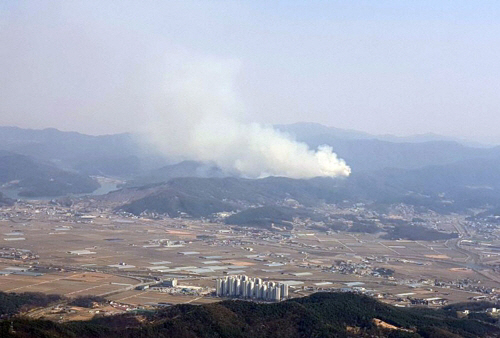 17일 오후 2시30분께 경기도 안성시 금광면 장죽리의 한 야산에서 불이 나 산림당국이 진화에 나섰다./연합뉴스
