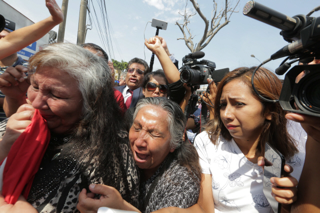 17일(현지시간) 알란 가르시아 전 페루 대통령이 극단적인 선택을 한 뒤 후송된 페루 리마의 한 병원 앞에서 지지자들이 오열하고 있다. /리마=AFP연합뉴스
