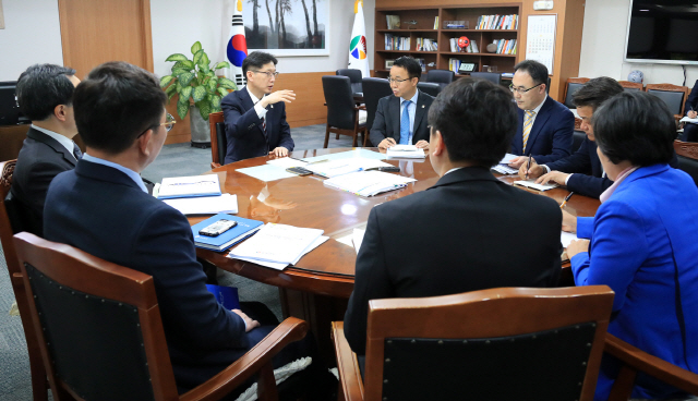 18일 김경수 경남지사가 집무실에서 박성호 행정부지사와 문승욱 경제부지사로부터 현안을 보고받고 있다.