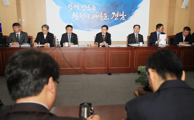 김경수 경남지사가 18일 도정 회의실에서 간부 공무원들이 참석한 가운데 현안 점검회의를 주재하고 있다.