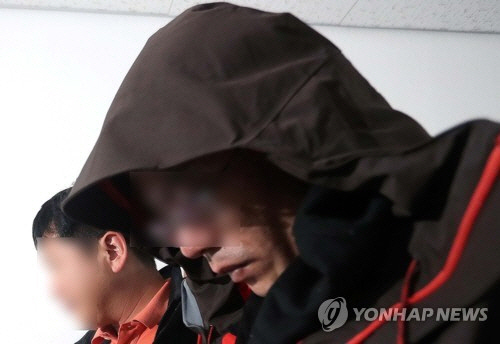 진주 아파트 방화·살해 혐의를 받는 안모(42)씨가 17일 오후 경남 진주경찰서 진술녹화실에서 나오고 있다. / 사진=연합뉴스