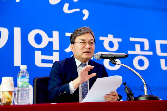 18일 경기도 안산 중소기업연수원에서 가진 기자간담회에서 이상직 중진공 이사장이 올해 중점과제에 대해 밝히고 있다. /사진제공=중진공