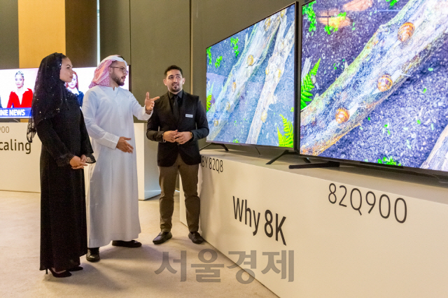 17일(현지시간) 아랍에미리트(UAE) 두바이의 릭소스호텔에서 열린 삼성전자의 QLED 8K TV 출시 행사에 참석한 현지 거래선 관계자들이 제품을 살펴보고 있다. 삼성은 중동에서 2019년 QLED TV 판매에 들어간다. /사진제공=삼성전자