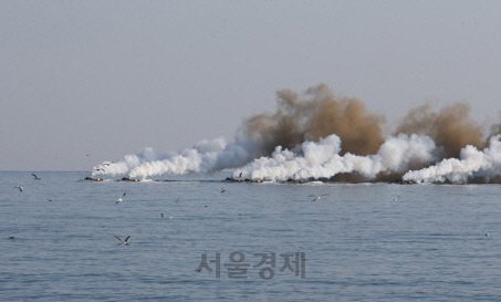 3일 오전 경북 포항시 북구 송라면 해안에서 열린 ‘한국군 육해공 합동상륙훈련’에서 해병대 한국형돌격장갑차(KAAV)가 연막탄을 쏘며 해변으로 돌진하고 있다. /연합뉴스 2019.4.3