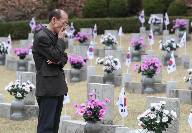 59년이 흘러도      (서울=연합뉴스) 서명곤 기자 = 4·19혁명 59주년을 하루 앞두 18일 오전 서울 강북구 국립4·19민주묘지에서 이동수씨가  4·19 당시 을지로에서 총을 맞고 숨진 조카 이기태씨의 묘비 앞에서 생각에 잠겨있다.  2019.4.18      seephoto@yna.co.kr  (끝)      <저작권자(c) 연합뉴스, 무단 전재-재배포 금지>