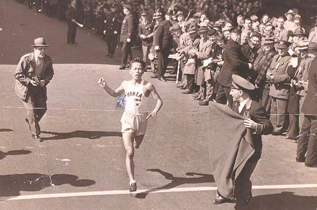 지난 1947년 보스턴 마라톤에서 서윤복이 골인하는 모습./연합뉴스