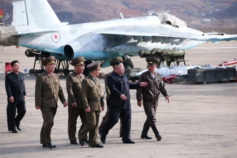 김정은(오른쪽 두번째) 북한 국무위원장이 지난 16일 공군 제1017군부대 전투비행사들의 비행훈련을 현지지도했다고 조선중앙TV가 17일 보도했다. 김 위원장 뒤편으로 북한이 운영하는 수호이-25 전투기의 모습이 보인다./연합뉴스