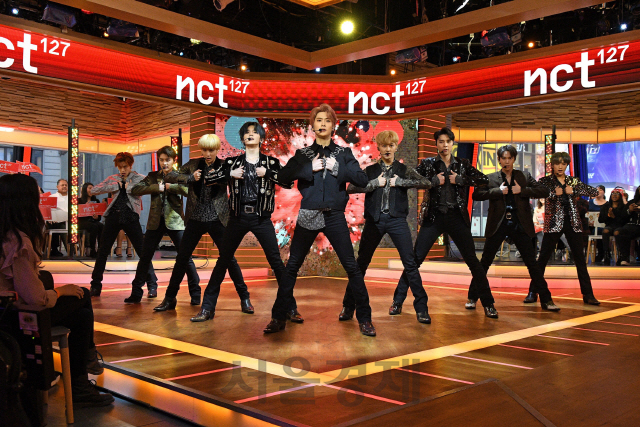 NCT 127이 미국 지상파 채널 ABC의 ‘굿모닝 아메리카’에서 공연하고 있는 모습 /사진제공=SM엔터테인먼트