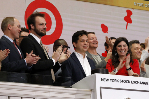 지난 18일(현지시간)핀터레스트 창업자인 벤 실버맨 CEO(가운데)와 공동 창업자 에반 샤프 최고제품책임자(왼쪽에서 두 번째)가 IPO를 앞두고 NYSE 오프닝 벨을 울리고 있다./뉴욕=AP연합뉴스