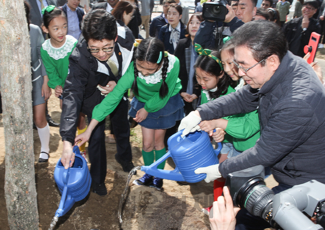 19일 서울 용산구 이촌 한강공원에서 열린 제11회 기후변화주간 개막식에서 조명래 환경부 장관과 박원순 서울시장이 기념식수를 하고 있다. 제49회 지구의 날(4월 22일)을 맞아 4월 19일부터 25일까지 운영되는 제11회 기후변화주간은 기후변화에 대한 인식과 저탄소 생활 실천을 확산시키고, 올해 정부혁신 과제와 국민 참여를 활성화하기 위해 국민들이 참여할 수 있는 다양한 행사가 전국적으로 진행된다./사진제공=한국기후·환경네트워크