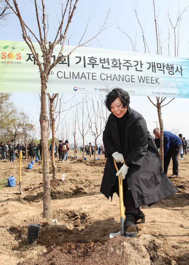 19일 서울 용산구 이촌 한강공원에서 열린 제11회 기후변화주간 개막식에서 이은희 한국기후·환경네트워크 상임대표가 기념식재를 하고 있다. 제49회 지구의 날(4월 22일)을 맞아 4월 19일부터 25일까지 운영되는 제11회 기후변화주간은 기후변화에 대한 인식과 저탄소 생활 실천을 확산시키고, 올해 정부혁신 과제와 국민 참여를 활성화하기 위해 국민들이 참여할 수 있는 다양한 행사가 전국적으로 진행된다./사진제공=한국기후·환경네트워크