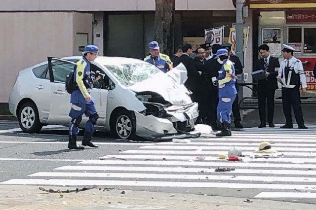 19일 도쿄 이케부쿠로에서 87세 고령자가 운전하는 승용차가 횡단보도를 건너는 행인들을 치어 10명의 사상자가 난 사고가 발생한 가운데, 경찰이 사고 현장을 조사하고 있다. /도쿄=교도연합뉴스
