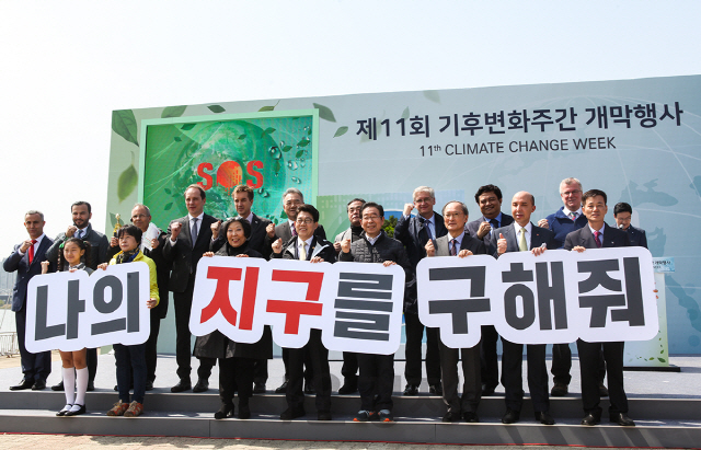 19일 서울 용산구 이촌 한강공원에서 열린 제11회 기후변화주간 개막식에서 조명래 환경부 장관과 박원순 서울시장, 이은희 한국기후·환경네트워크 상임대표, 19개국 주한외국공관 대표 등이 참석해 SOS 퍼포먼스를 하고 있다. 제49회 지구의 날(4월 22일)을 맞아 4월 19일부터 25일까지 운영되는 제11회 기후변화주간은 기후변화에 대한 인식과 저탄소 생활 실천을 확산시키고, 올해 정부혁신 과제와 국민 참여를 활성화하기 위해 국민들이 참여할 수 있는 다양한 행사가 전국적으로 진행된다./사진제공=한국기후·환경네트워크