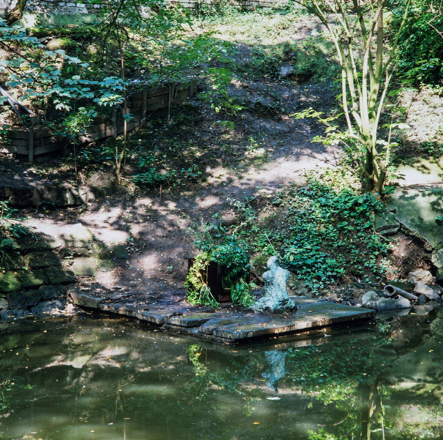 백남준이 1987년 독일 뮌스터에 설치한 ‘오리를 위한 TV부처’. 강가에 놓인 불상이 TV모니터 속 자신의 모습을 바라보는 작품이다. /사진출처=Skulptur Projekte