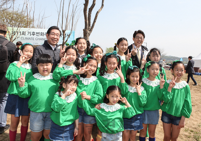 19일 서울 용산구 이촌 한강공원에서 열린 제11회 기후변화주간 개막식에서 조명래 환경부 장관과 박원순 서울시장이 어린이들과 기념사진을 찍고 있다. 제49회 지구의 날(4월 22일)을 맞아 4월 19일부터 25일까지 운영되는 제11회 기후변화주간은 기후변화에 대한 인식과 저탄소 생활 실천을 확산시키고, 올해 정부혁신 과제와 국민 참여를 활성화하기 위해 국민들이 참여할 수 있는 다양한 행사가 전국적으로 진행된다./사진제공=한국기후·환경네트워크