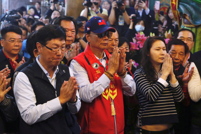 대만 폭스콘의 창립자인 궈타이밍 훙하이정밀공업 회장이 지난 17일(현지시간)총통 출마 선거를 밝히기 전 고향인 신베이시에 있는 유명 도쿄 사당에서 참배하고 있다. /신베이=로이터연합뉴스