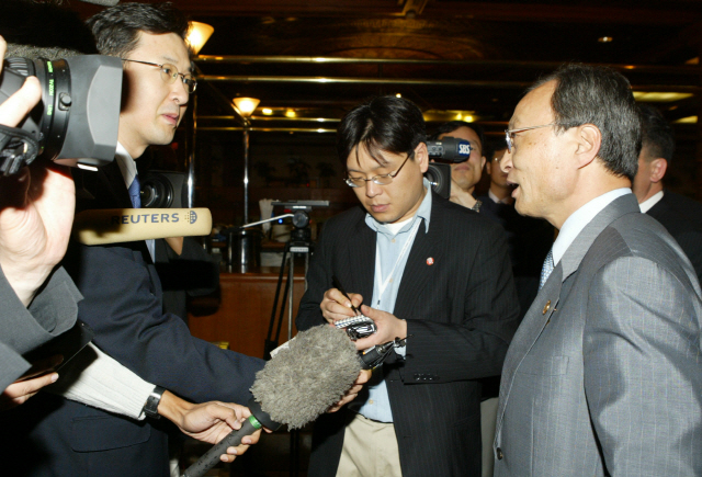 지난 2005년 국무총리 시절 이해찬 대표가 인도네시아 자카르타 컨벤션센터에서 김영남북한 최고인민회의 상임위원장 면담마치고 기자들의 질문공세를 받으며 회담장을나오고 있다./연합뉴스