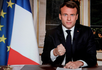 에마뉘엘 마크롱 프랑스 대통령이 16일(현지시간) 파리 엘리제궁에서 TV연설을 진행하고 있다. /파리=AFP연합뉴스