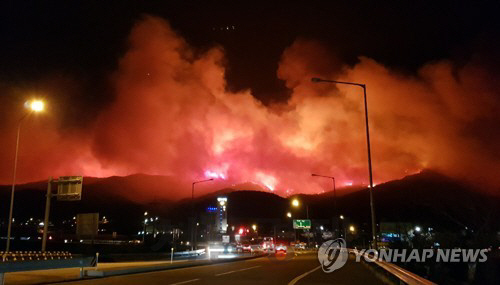 지난 4일 오후 11시 46분께 강원도 강릉시 옥계면 남양리 한 야산에서 발생한 산불이 강풍을 타고 번지고 있다.