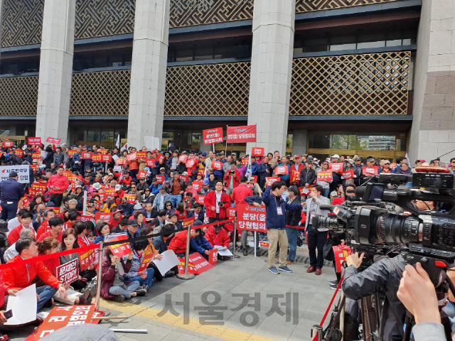 1만명 가까이 모여 붉게 물든 광화문…한국당 ‘文 정부 OUT’