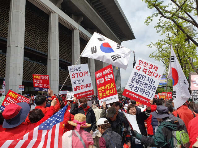 1만명 가까이 모여 붉게 물든 광화문…한국당 ‘文 정부 OUT’