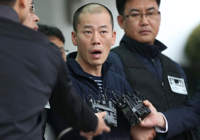 19일 오후 진주 아파트 방화·살인 혐의로 구속된 안인득(42)이 병원을 가기 위해 경남 진주경찰서에서 이동하고 있다. /연합뉴스