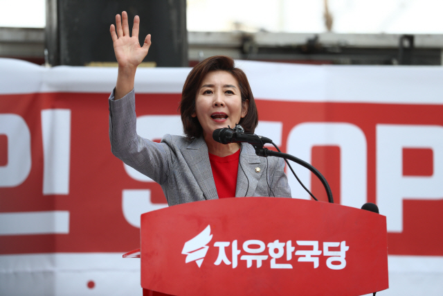 한국당 ‘경제폭망’ 文 정부는 ‘북적북적 정권’ 날 선 비판