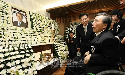 2009년 8월 19일 김대중 전 대통령 서거 이틀째 빈소에서는 DJ의 장남 김홍일 전 의원(오른쪽)이 몰라보게 수척해진 모습으로 조문객들을 맞았다./사진공동취재단