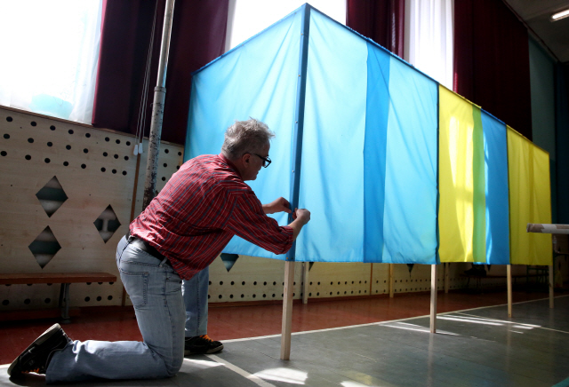 우크라이나 선거관리위원회 관계자가 21일 열릴 대통령 결선 투표를 앞두고 관련 시설을 설치하고 있다. /EPA연합뉴스