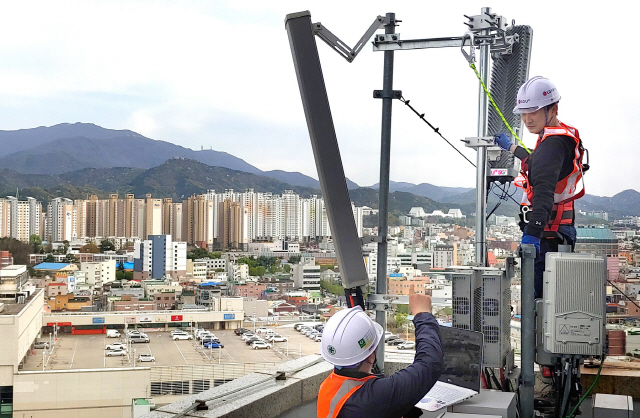 LG유플러스 직원들이 광주광역시 북구 중흥동에 5세대(5G) 기지국을 구축하고 서비스 품질을 높이기 위한 최적화 작업을 하고 있다./사진제공=LG유플러스