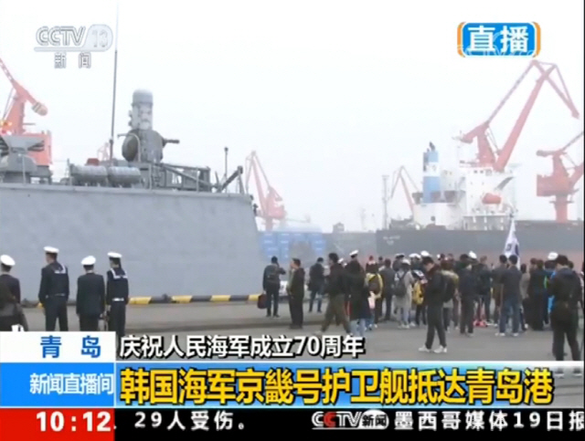 중국중앙방송(CCTV)가 21일 한국 경기함의 도착으로 생방송으로 중계하고 있다. 오른쪽 환영인파속에 태극기도 보인다. /CCTV 캡처