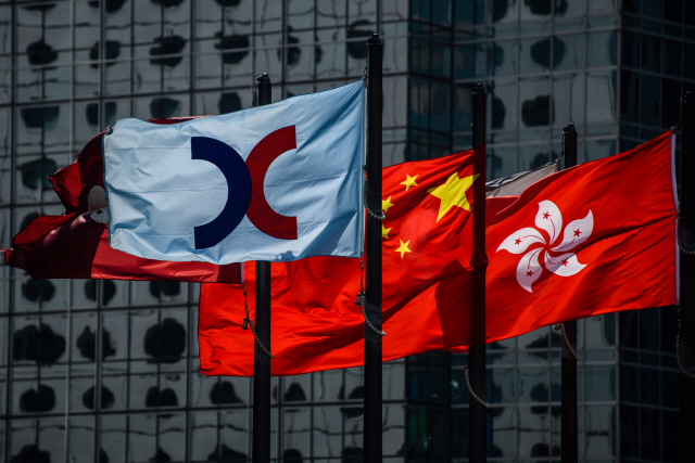 지난해 국내 증권사는 해외 국가 중에 홍콩에서 가장 많은 수익을 올렸다. 홍콩 증권거래소 앞에 홍콩, 중국 국기와 함께 홍콩 거래소 기가 게양돼 있다. /사진=연합뉴스