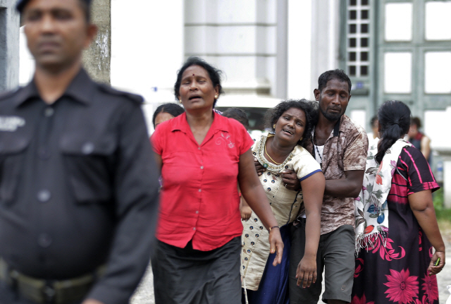 부활절인 21일 스리랑카 수도 콜롬보에서 발생한 일련의 폭발 사고의 희생자 가족들이 충격에 빠져 슬퍼하고 있다. /콜롬보=AP연합뉴스