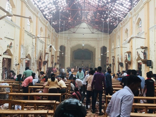 21일 발생한 폭발로 아수라장이 된 스리랑카 교회 내부. /콜롬보페이지 캡처