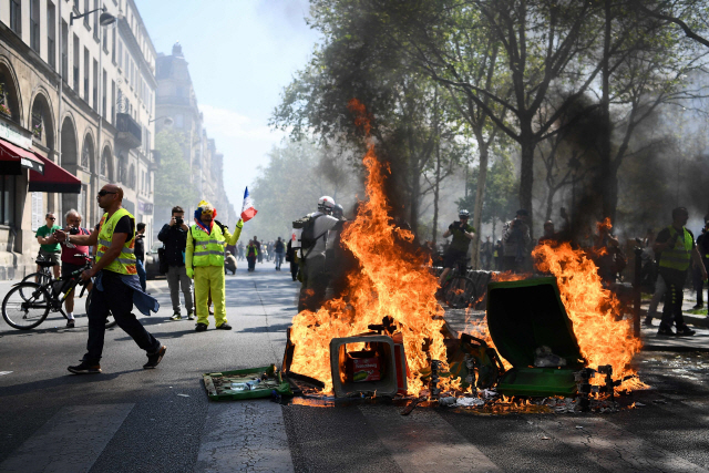 20일(현지시간) 프랑스 수도 파리 등 주요도시에서 ‘노란 조끼’의 스물 세번째 반정부 집회가 진행된 가운데 일부 시위대가경찰이 마련해 놓은 바리케이드에 불을 지르고 있다. /파리=AFP연합뉴스