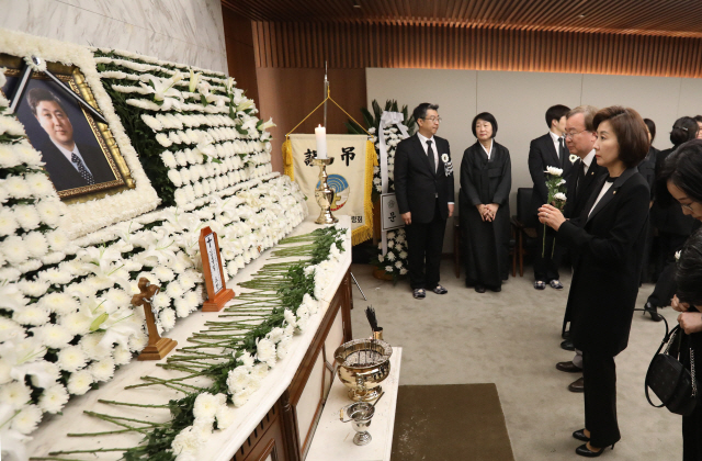 나경원 한국당 원내대표가 21일 오후 서울 서대문구 신촌세브란스병원 장례식장에 마련된 고(故) 김홍일 전 의원의 빈소를 찾아 조문하고 있다./연합뉴스