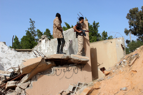 리비아 수도 트리폴리에서 20일(현지시간) 리비아 통합정부(GNA) 군 병사들이 파괴된 건물 주위를 둘러보고 있다. /트리폴리=로이터연합뉴스