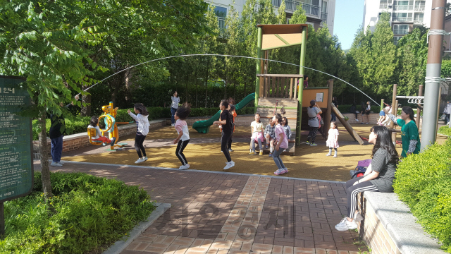 서울 서대문구 북가좌동 두산위브아파트 놀이터에서 놀이터 활동가들과 어린이들이 ‘긴 줄넘기’ 놀이를 하고 있다. /사진제공=서울시
