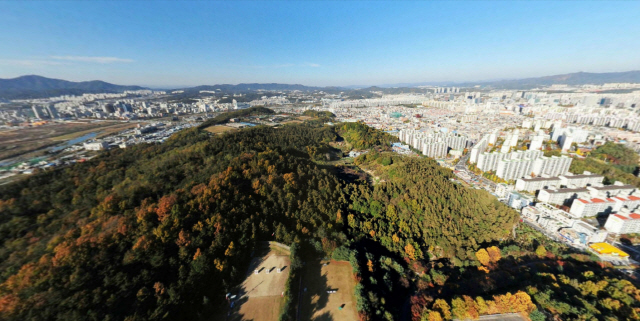 대전 둔산과 도안을 사이에 두고 자리잡고 있는 대전 월평공원./사진제공=대전시