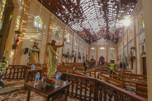 21일(현지시간) 폭발이 발생한 스리랑카 콜롬보의 한 성당 내부 모습 /콜롬보=AP연합뉴스