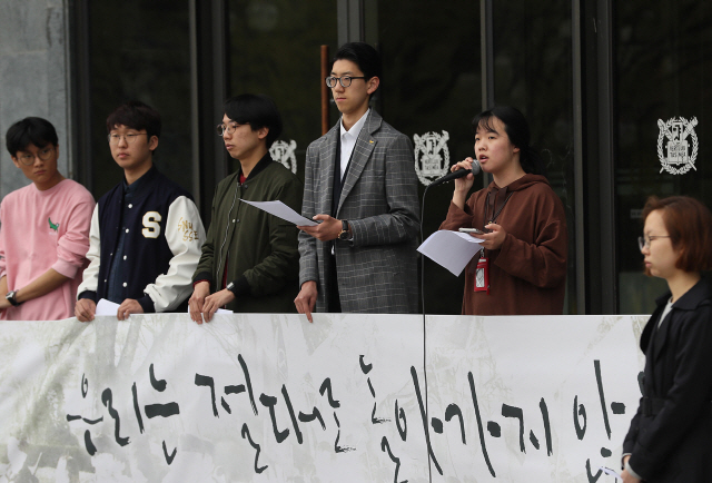 지도제자를 성추행한 의혹으로 징계위원회 회부된 서어서문학과 A 교수의 파면을 요구하며 투쟁 중인 서울대학교 학생들이 지난 18일 오전 서울 관악캠퍼스에서 경과보고 기자회견을 열고 있다. 이들은 A 교수의 파면을 요구하며 15일째 단식을 이어가던 이수빈 인문대 학생회장이 17일 건강악화로 단식을 중단하고 병원에 입원하게 됐으며, 18일 오전 학생과 학교 측이 면담을 할 예정이라고 밝혔다./연합뉴스