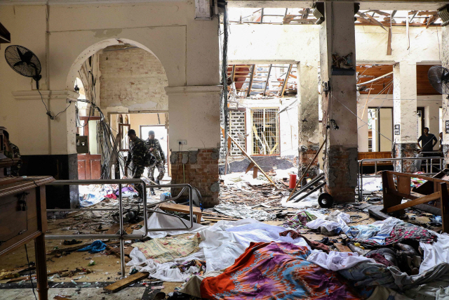 지난 21일(현지시각)스리랑카 수도 콜롬보의 한 교회에서 폭발이 발생해 내부가 처참하게 부서져 있다./콜롬보=AP 연합뉴스