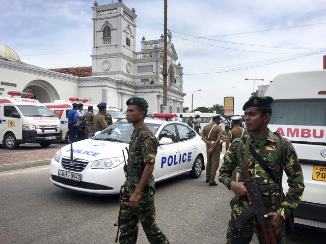 부활절인 21일 스리랑카 수도 콜롬보의 한 교회에서 폭발이 발생한 직후 군인들이 출동해 주변을 지키고 있다. /콜롬보=AP연합뉴스