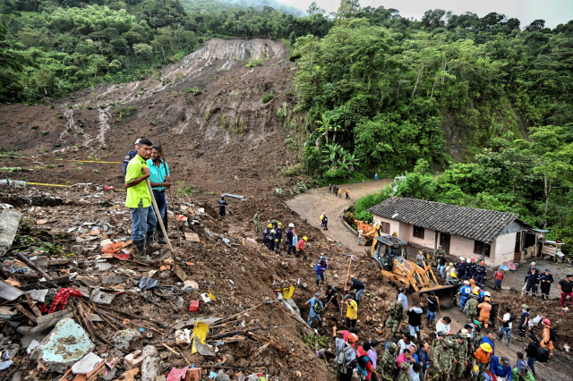 콜롬비아 로사스 주민들과 군인들이 21일(현지시간) 산사태가 발생한 현장에서 수색 작업을 벌이고 있다. /로사스=AFP연합뉴스