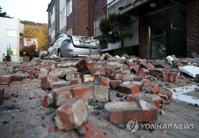 지난 2017년 11월 15일 포항에서 발생한 지진으로 북구의 한 빌라 외벽이 무너져 내려 파편이 뒹굴고 있다./연합뉴스